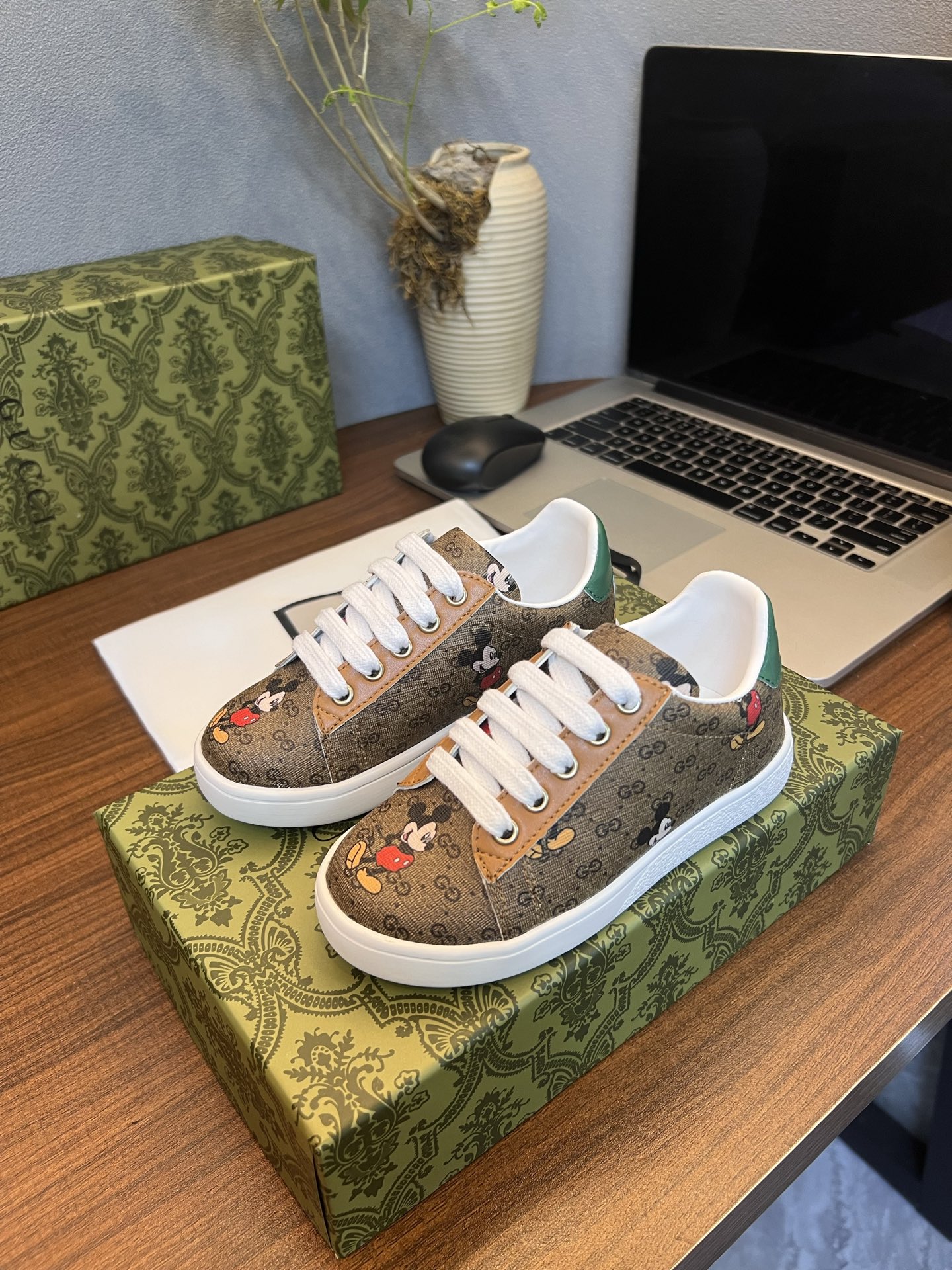 Children's shoes child